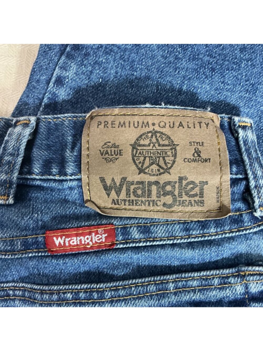 Wrangler Men's Classic Blue Denim Jeans 42x30 Relaxed Fit Premium Quality Style - Picture 3 of 9